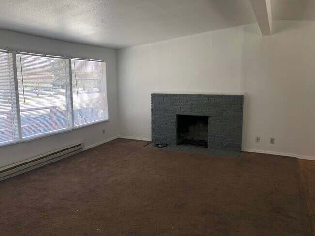 Building Photo - 1725 NE Valley Rd