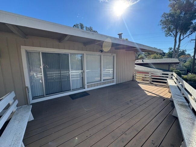 Building Photo - 611 Clubhouse Dr