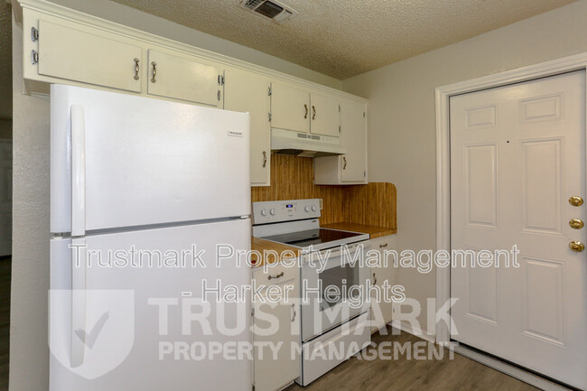 Building Photo - 607 Colonial Ln