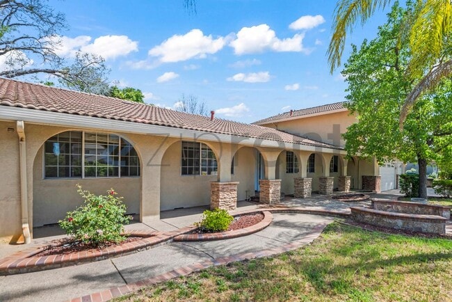 Building Photo - 1400 Arkell Rd