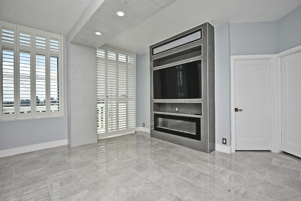 Living Room with sliding door to balcony - 400 E Colonial Dr