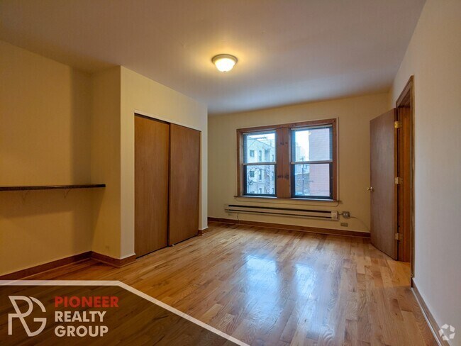 Building Photo - 546 W Wellington Ave