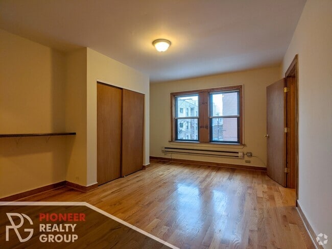 Building Photo - 546 W Wellington Ave