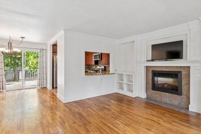 Foto del edificio - Bright Cozy Home w/ Deck & Yard Near Des Moines Marina