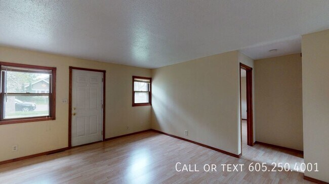 Building Photo - Cozy 2 Bedroom 1 Bathroom Home w/ Garage i...