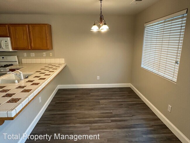 Building Photo - 3 br, 2 bath House - 2216 E. Arlen Ave.