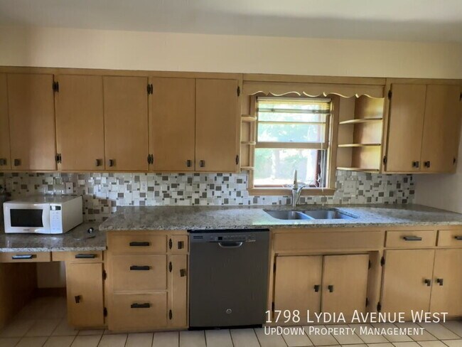 Foto del edificio - 1798 Lydia Ave W