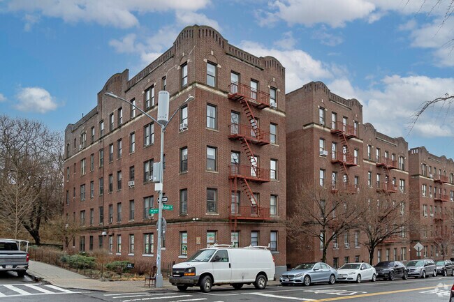 Building Photo - 577 Isham Street