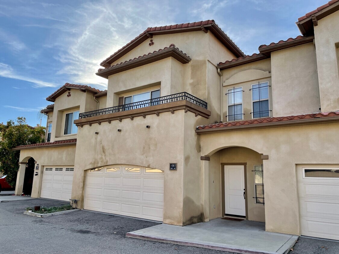 Foto principal - 1087 E Grand Ave