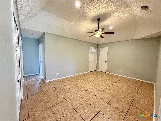 Foto del edificio - 705 Woodcrest Cir