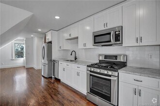 Building Photo - 928 Elm St