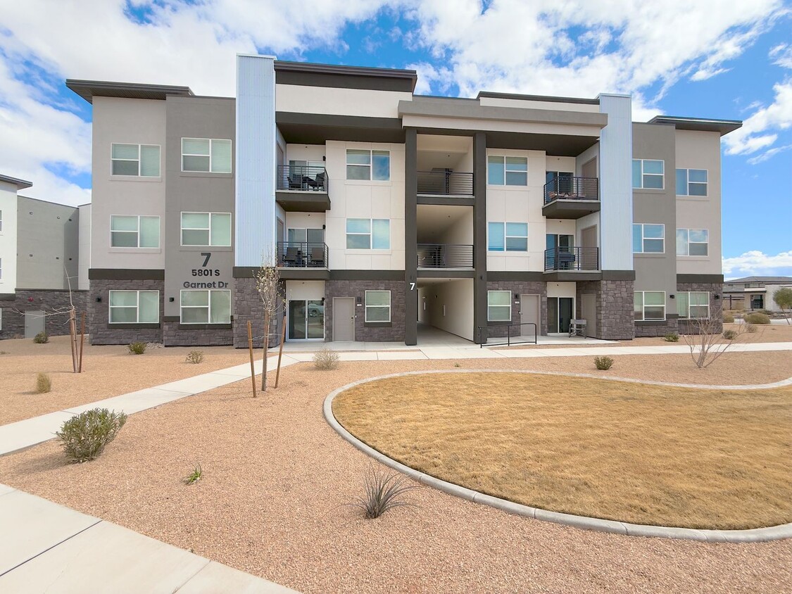 Primary Photo - Desert Color Condo 2 bd, 2 bt, 1 Car Garage