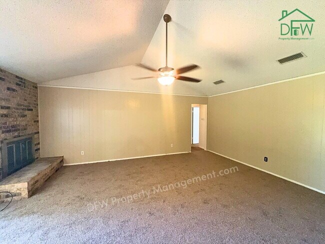 Foto del edificio - Spacious 3-Bed / 2-Bath Home with Large Fenced Backyard in Quiet Benbrook Neighborhood