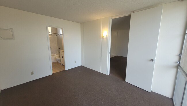 Foto del edificio - Recently Upgraded Spacious 1 Bedroom Apartment in the Ridgecrest Complex.