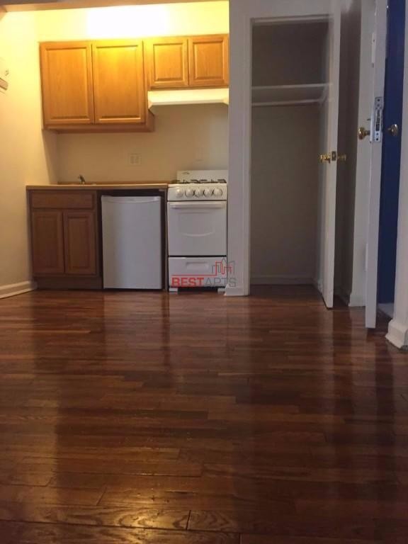 Primary Photo - 220 E 29th St