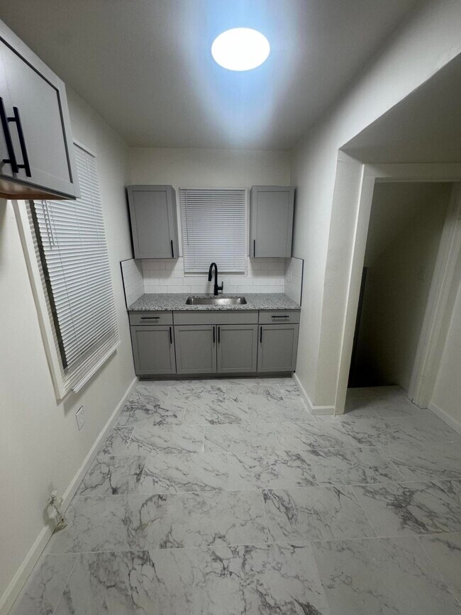 Foto del edificio - 16515 Log Cabin St