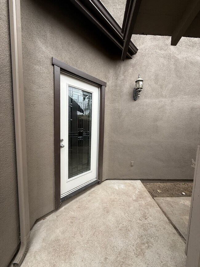 Foto del edificio - Centrally Located Large Two Story Home wit...