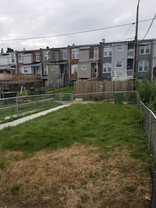 Building Photo - 3 Bedroom with Fenced in Rear Yard