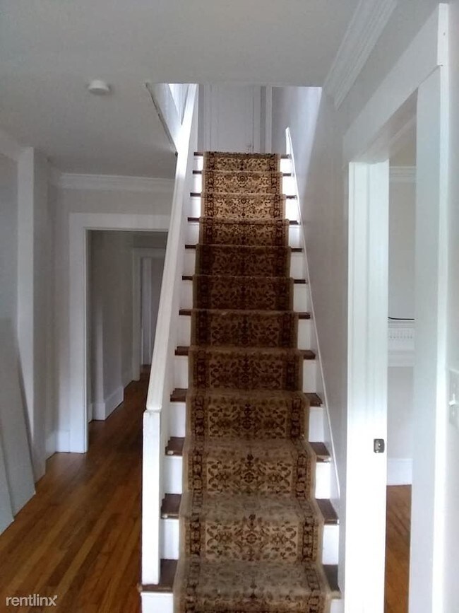 Building Photo - 4 br, 1 bath Townhome - 1368 Poquonock Ave