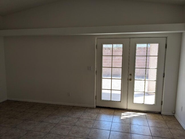 Building Photo - 3846 E Nicole Ave