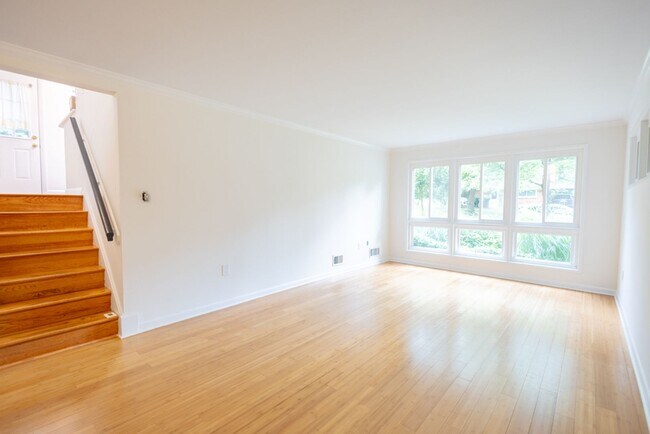 Building Photo - Newly Renovated 4 BR/1.5 BA Single-Family ...