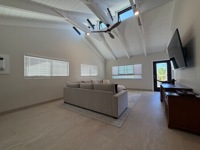 Foto del edificio - Furnished 4 Bedroom 3.5 Bathroom Whites Sands Beach