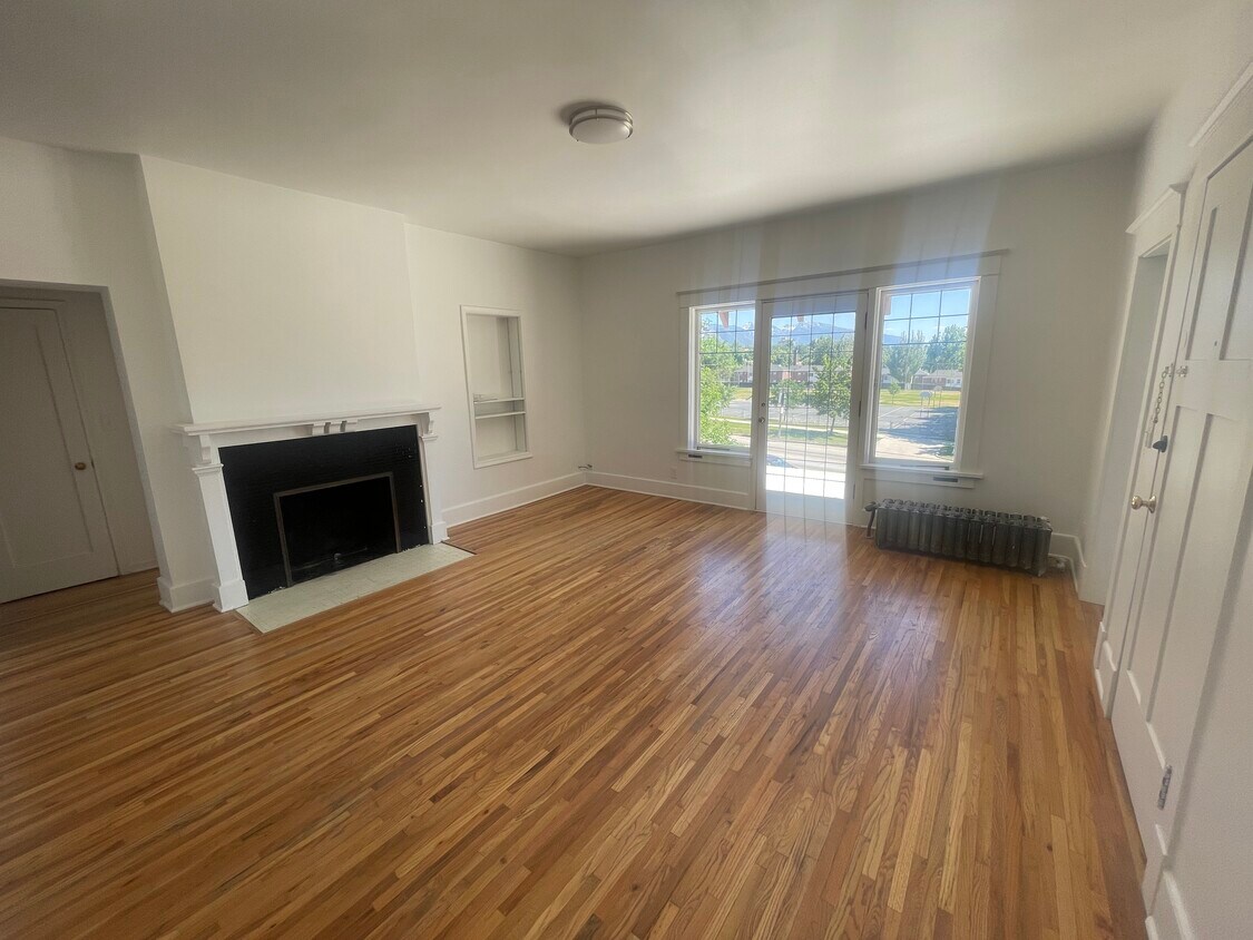 Primary Photo - Renovated Apartment Near the University of...