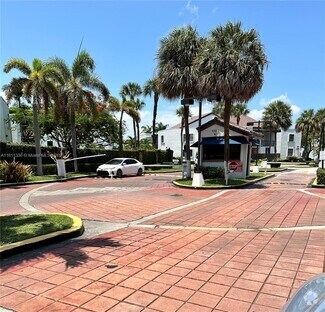 Building Photo - 9431 Fontainebleau Blvd