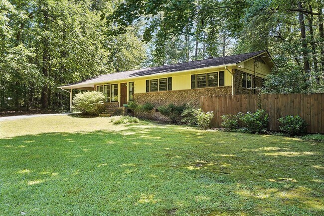 Building Photo - Charming 3BR 1 BTH Home with Inground Pool...