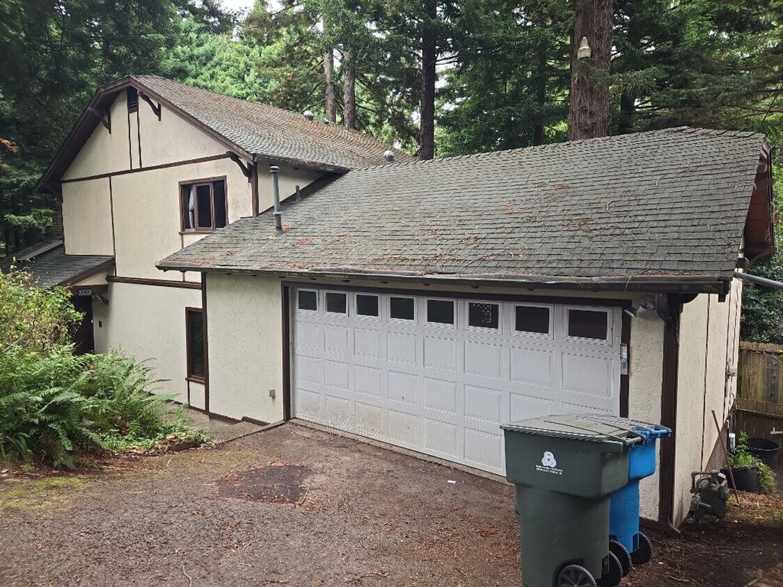 Foto principal - Pet Friendly! Redwood views! 3-bedroom hom...