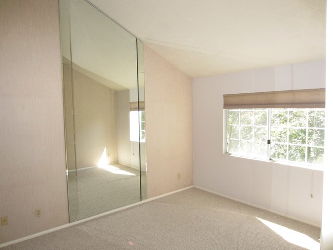 Building Photo - 1492 E Foxboro Dr