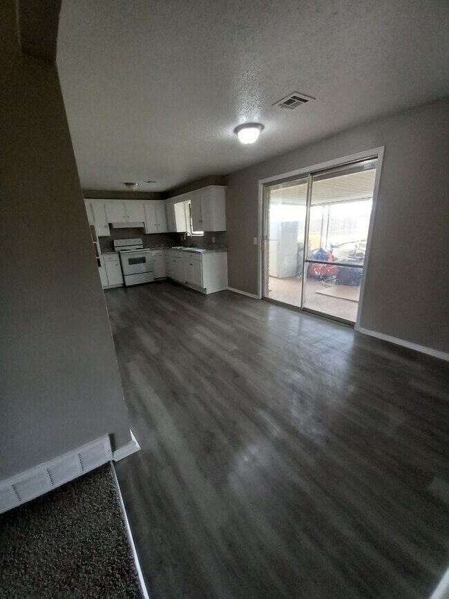 Foto del edificio - Beautiful 4-Bedroom Available Now!