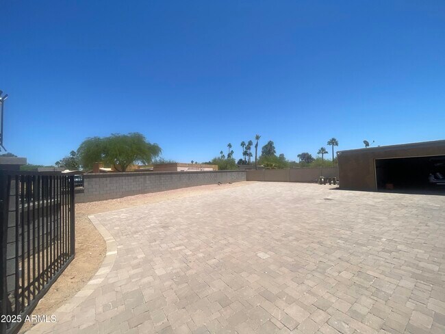 Building Photo - 12207 N 70th St