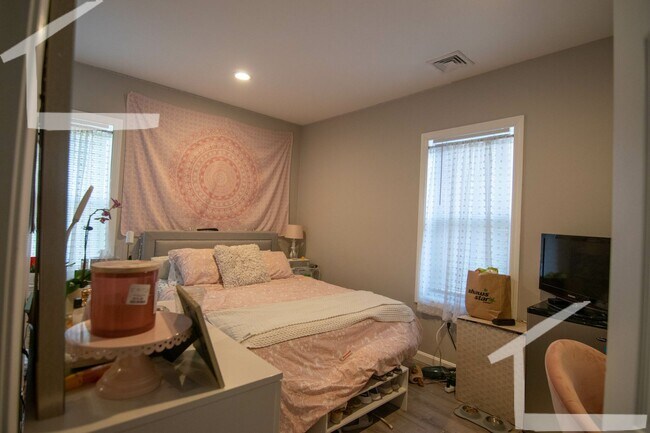 Foto del edificio - HOT ALLSTON LISTING!!!!