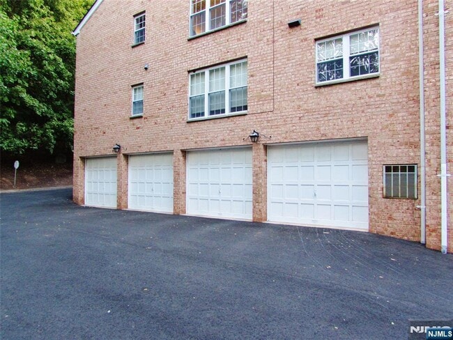 Building Photo - 522 Maple Ave
