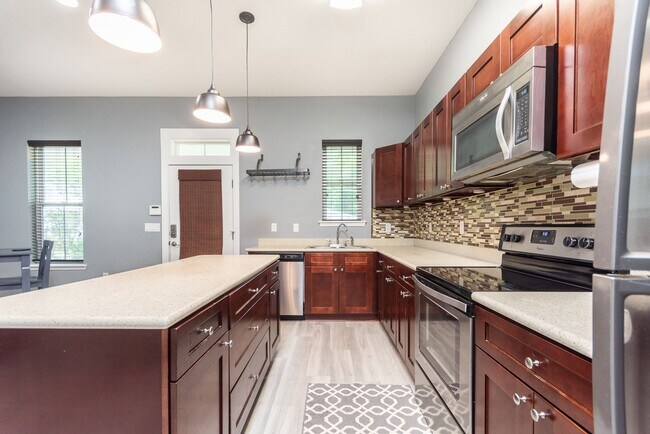 Building Photo - Charming 3-Bedroom Craftsman Home in Prime Gainesville Location