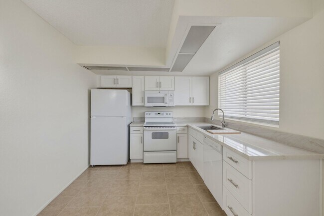 Building Photo - 45 N Phyllis