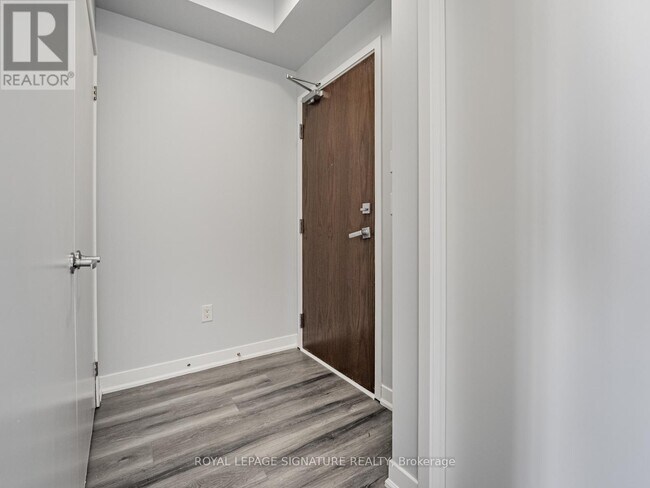 Photo du bâtiment - 360 Square One Dr