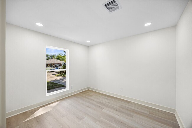 Foto del edificio - 1230 W Donovan St