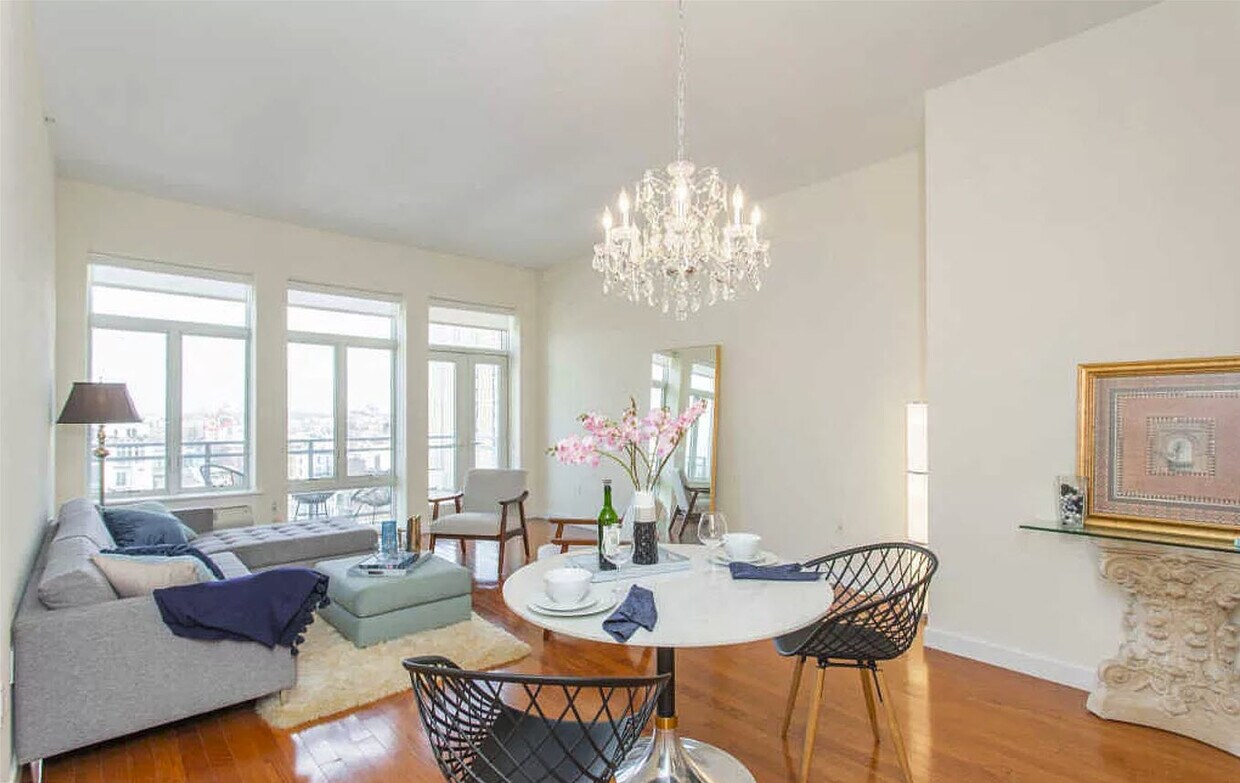 Living Room - 1900 Hamilton St