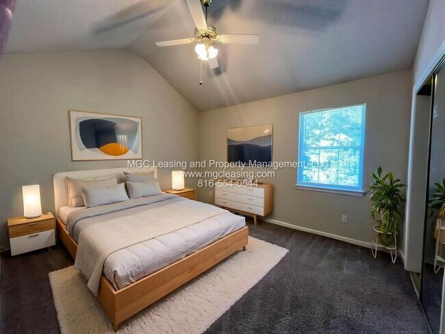 Foto del edificio - Spacious townhouse available for your July move-in!