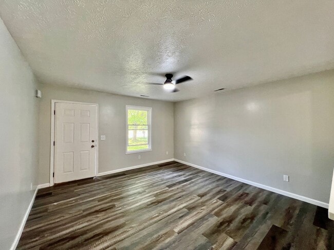 Building Photo - Renovated  3 bedrooms 1 full bath