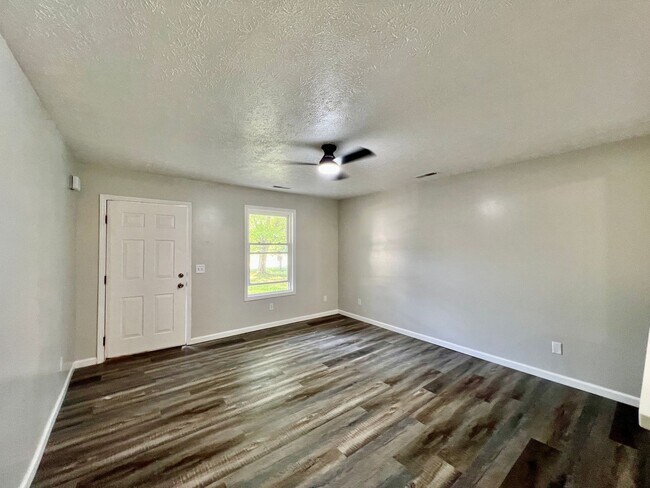 Foto del edificio - Renovated  3 bedrooms 1 full bath