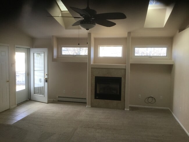 Building Photo - 2 BEDROM, 2 BATHROOM, SINGLE LEVEL TOWNHOU...