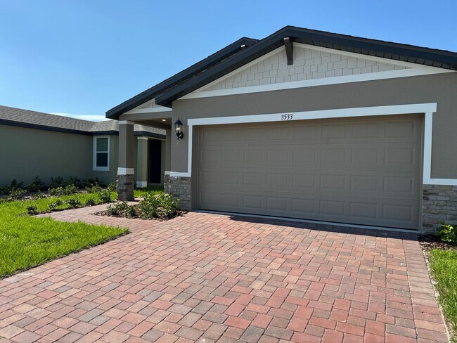 Foto del edificio - 3 Bedroom 2 Bath with Double Car Garage in Poinciana!