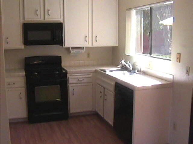 Building Photo - Single Family home with large back yard