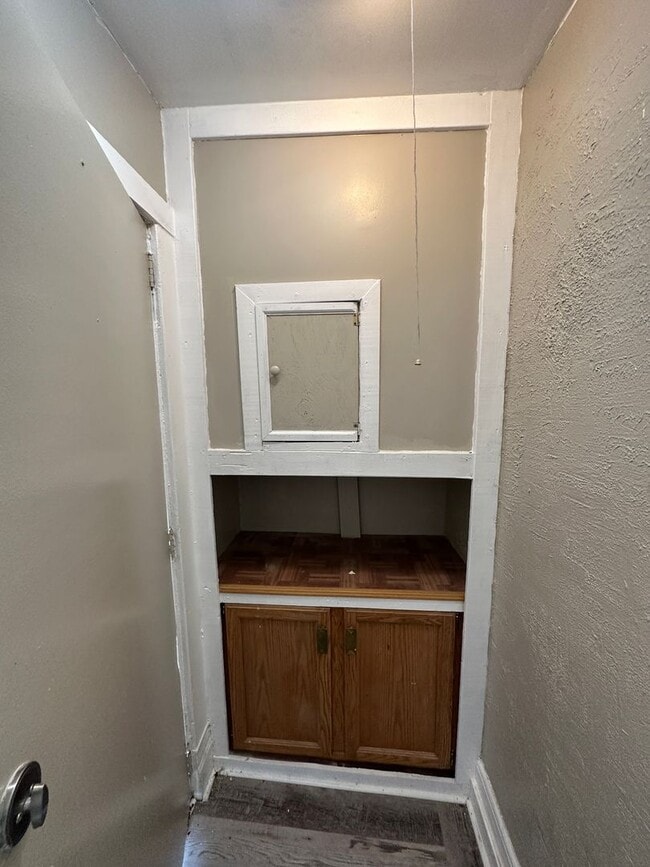 Building Photo - Spacious 5-Bedroom Home with 2 Full Baths, Freshly Rehabbed, Ready to rent