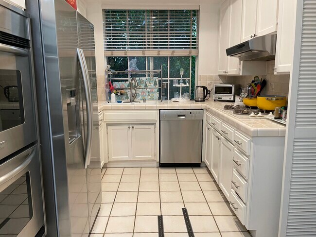 Cocina - 1375 Kelton Ave