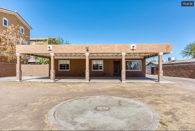 Building Photo - 2430 W Glenrosa Ave