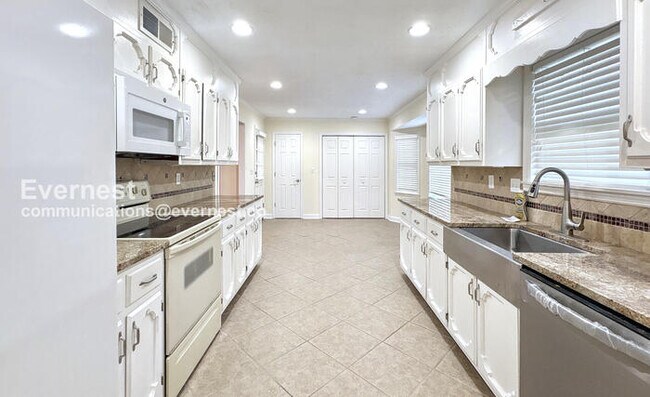 Foto del edificio - 3 Bed/2 Bath Home with Fenced Yard & Garage / Available Now!